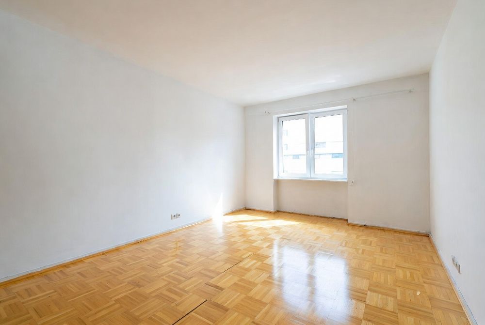 Ten sam salon po sprzataniu poremontowym — czysto, gotowe do wprowadzenia